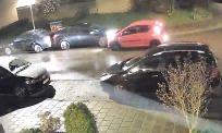Bestuurder knalt op geparkeerde auto’s in Enschede en rijdt door