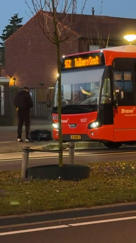 Dronken pool word vriendelijk verzocht verder te lopen…