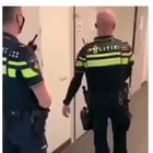 Eruit met je, nee wacht, weer naar binnen